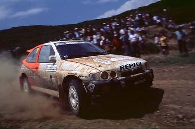 Carlos Sainz Cenamor - Luis Moya
43º Acropolis Rally 1996. Ford Escort RS Cosworth (N506 EAR). Clasificado 3º.

Del 2 al 4 de Junio, Grecia.
Superficie: tierra.

El Rally tenia un total de 1180.55 Km de los que 454.34 Km divididos en 21 tramos eran especiales ( uno de ellos fue cancelado SS6 Stiri 1 de 23.49 Km).

Se inscribieron 94 equipos, tomaron la salida 94, finalizaron 42.@
Palabras clave: Carlos_Sainz;Ford;Escort;Cosworth;Acropolis;Grecia;1996