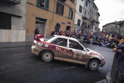 Didier Auriol - Denis Giraudet
38º Rallye Sanremo - Rallye d'Italia 1996. Mitsubishi Lancer EvoIII (M7 MRE). Clasificado 8º.

Del 13 al 16 de Octubre, Sanremo, Liguria, Imperia, Italia.
Superficie: asfalto - tierra.

El Rally tenia un total de 1958.12 km de los que 413.32 km divididos en 18 tramos eran especiales (una de ellas fue cancelada SS1 Nerbisci 1 de 32.17 Km a causa del fuerte accidente de Tommi Mäkinen - Seppo Harjanne del que por suerte salieron ilesos).

Tomaron la salida 108 equipos, finalizaron 47.@
Palabras clave: Didier_Auriol;Mitsubishi;Lancer;Sanremo;1996