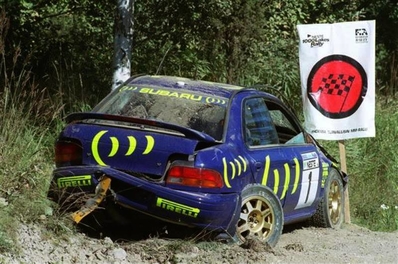 Colin McRae - Derek Ringer
46º Neste 1000 Lakes Rally 1996. Subaru Impreza 555 (N1 WRC). Abandonó por accidente en SS6 Siitama de 14.70 Km.

Del 23 al 26 de Agosto, Jyväskylä, Finlandia.
Superficie: tierra.

El Rally tenia un total de 1452.41 Km de los que 478.93 Km divididos en 29 tramos eran especiales.
Uno de ellos fue cancelado, SS1 Harju de 2.52 Km, a causa del accidente de coche con dorsal 65 en el que un espectador falleció y 36 resultaron heridos.

Se inscribieron 120 equipos, tomaron la salida 116, finalizaron 60.@
Palabras clave: ;Subaru;Impreza;Finlandia;1996;crash