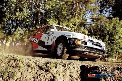Carlos Sainz Cenamor - Luís Rodríguez Moya
46º Neste 1000 Lakes Rally 1996. Ford Escort RS Cosworth (N5 FMC). Abandonó por problemas mecánicos en SS9 Herajarvi de 8.97 Km.

Del 23 al 26 de Agosto, Jyväskylä, Finlandia.
Superficie: tierra.

El Rally tenia un total de 1452.41 Km de los que 478.93 Km divididos en 29 tramos eran especiales.
Uno de ellos fue cancelado, SS1 Harju de 2.52 Km, a causa del accidente de coche con dorsal 65 en el que un espectador falleció y 36 resultaron heridos.

Se inscribieron 120 equipos, tomaron la salida 116, finalizaron 60.@
Palabras clave: ;Finlandia;Ford;Escort;Cosworth;1996