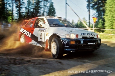 Carlos Sainz Cenamor - Luís Rodríguez Moya
46º Neste 1000 Lakes Rally 1996. Ford Escort RS Cosworth (N5 FMC). Abandonó por problemas mecánicos en SS9 Herajarvi de 8.97 Km.

Del 23 al 26 de Agosto, Jyväskylä, Finlandia.
Superficie: tierra.

El Rally tenia un total de 1452.41 Km de los que 478.93 Km divididos en 29 tramos eran especiales.
Uno de ellos fue cancelado, SS1 Harju de 2.52 Km, a causa del accidente de coche con dorsal 65 en el que un espectador falleció y 36 resultaron heridos.

Se inscribieron 120 equipos, tomaron la salida 116, finalizaron 60.@
Palabras clave: ;Finlandia;Ford;Escort;Cosworth;1996