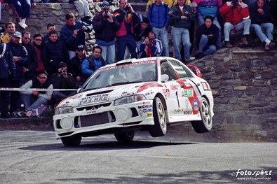 Tommi Mäkinen - Seppo Harjanne
39º Rallye Sanremo - Rallye d'Italia 1997. Mitsubishi Lancer Evo IV (P44 MRE). Clasificado 3º.

Del 12 al 15 de Octubre, Sanremo.
Superficie: asfalto.

El Rally tenia un total de 1,365.91 Km de los que 396.21 Km divididos en 25 tramos eran especiales, (3 de ellos fueron cancelados SS1 Poggio de 2.09 Km, SS2 S.Romolo 1 de 10.02 Km y SS19 Baiardo 2 de 10.47 Km).

Se inscribieron 125 equipos, tomaron la salida 125, finalizaron 67.

© fotosport
@
Palabras clave: Tommi_Makinen;Sanremo;Italia;Mitsubishi;Lancer;1997