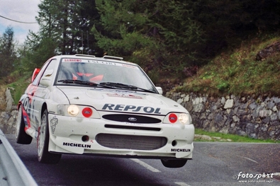 Carlos Sainz Cenamor - Luis Moya
39º Rallye Sanremo - Rallye d'Italia 1997. Ford Escort WRC (R1 FMC). Clasificado 4º.

Del 12 al 15 de Octubre, Sanremo.
Superficie: asfalto.
El Rally tenia un total de 1,365.91 Km de los que 396.21 Km divididos en 25 tramos eran especiales, (3 de ellos fueron cancelados SS1 Poggio de 2.09 Km, SS2 S.Romolo 1 de 10.02 Km y SS19 Baiardo 2 de 10.47 Km).
Se inscribieron 125 equipos, tomaron la salida 125, finalizaron 67.

© fotosport.@
Palabras clave: ;Luis_Moya;Sanremo;Italia;Ford;WRC;Escort;1997;