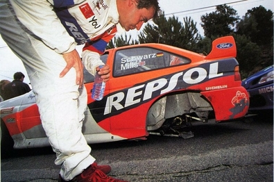 41º Tour de Corse - Rallye de France 1997
#6 Ford Escort WRC (P6 FMC) de Armin Schwarz - Phil Mills, clasificado 9º.

Su compañero de Equipo, Carlos Sainz, observando el destrozo producido por una salida de pista.

Del 5 al 7 de Mayo, Ajaccio, Córcega, Francia.
Superficie: asfalto.

El Rally tenia un total de 998.16 km de los que 408.02 km divididos en 18 tramos eran especiales.

Tomaron la salida 60 equipos, finalizaron 39.@@
Palabras clave: ;Phil_Mills;Ford;Escort;WRC;Corcega;1997;crash;Corse;Detalles;Personajes