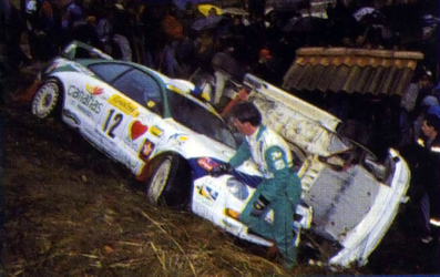 José Maria Ponce - Gaspar Leon
65º Rallye Automobile de Monte-Carlo 1997. Toyota Celica GT-Four (ST205). Abandono por el accidente de la imagen en SS12 Plan de Vitrolles de 18.60 Km.

El Ford Escort RS Cosworth era de César Baroni - Dominique Savignoni, abandonó por accidente en el mismo sitio que Ponce, como se puede ver en la foto.

Del 18 al 22 de Enero, Monte-Carlo.
Superficie: asfalto - nieve.

El Rally tenia un total de 1704.90 km de los que 398.31 km divididos en 18 tramos, eran especiales.

Tomaron la salida 23 equiposs, finalizaron 17.
@
Palabras clave: ;Toyota;Celica;GT-Four;ST205;Montecarlo;1997;crash;Ford;Escort;RS;Cosworth