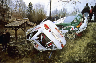 José Maria Ponce - Gaspar Leon
65º Rallye Automobile de Monte-Carlo 1997. Toyota Celica GT-Four (ST205). Abandono por el accidente de la imagen en SS12 Plan de Vitrolles de 18.60 Km.

El Ford Escort RS Cosworth era de César Baroni - Dominique Savignoni, abandonó por accidente en el mismo sitio que Ponce, como se puede ver en la foto.

Del 18 al 22 de Enero, Monte-Carlo.
Superficie: asfalto - nieve.

El Rally tenia un total de 1704.90 km de los que 398.31 km divididos en 18 tramos, eran especiales.

Tomaron la salida 23 equiposs, finalizaron 17.
@
Palabras clave: ;Toyota;Celica;GT-Four;ST205;Montecarlo;1997;crash;Ford;Escort;RS;Cosworth