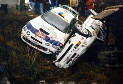 José Maria Ponce - Gaspar Leòn
65º Rallye Automobile de Monte-Carlo 1997. Toyota Celica GT-Four (ST205). Abandono por el accidente de la imagen en SS12 Plan de Vitrolles de 18.60 Km.
El Ford Escort RS Cosworth era de César Baroni - Dominique Savignoni,retirado por accidente en el mismo sitio que Ponce, como se puede ver en la foto.
El Rally tenia un total de 1704.9 km de los que 409.74 km divididos en 18 tramos, eran especiales.
Tomaron la salida 23 participantes, finalizaron 17.@
Palabras clave: ;Toyota;Celica;GT-Four;ST205;Montecarlo;1997;crash;Ford;Escort;RS;Cosworth;Dominique_Savignoni