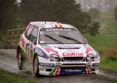 Carlos Sainz Cenamor - Luís Rodríguez Moya
28º Rally New Zealand 1998. Toyota Corolla WRC. Clasificado 1º.

Del 24 al 27 Julio, Manukau, Brookby.
Superficie: tierra.

El Rally tenia un total de 1466.12 km de los que 388.39 km divididos en 25 tramos, eran especiales, (2 de ellas fueron especiales SS10 Brooks 1 de 16.15 Km y SS11 Paparoa Station 1 de 11.66 Km).

Se inscribieron 81 equipos, tomaron la salida 79, finalizaron 49.@
Palabras clave: ;Toyota;Corolla;WRC;Nueva_Zelanda;1998