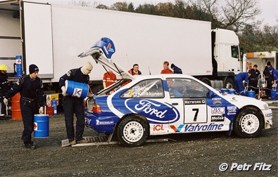 Asistencia del Equipo Ford Motor Co. Ltd. en el  54º Network Q Rally de Gran Bretaña 1998
En el Ford Escort WRC (R6 FMC) de Juha Kankkunen - Juha Repo, clasificado 2º.

Del 22 al 24 de Noviembre, Cheltenham, Inglaterra.
Superficie: tierra - asfalto.

El Rally tenia un total de 1175.90 km de los que 383.85 km divididos en 28 tramos eran especiales.

Tomaron la salida 168 equipos, finalizaron 82.

© Petr Fitz
@
Palabras clave: ;Ford;Escort;WRC;Gran_Bretaña;1998;Inglaterra;Asistencias