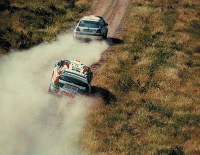 46º Safari Rally Kenya 1998
En primera línea de imagen el Toyota Corolla WRC (K-AM 4800) de Carlos Sainz - Luis Moya, abandonó por la suspensión del coche en CH13 Hunter's Lookout - Timbuctoo 2 de 71.90 Km.
Delante podemos ver el Volkswagen Golf GTi 16V (H-NC 266), de Raimund Baumschlager - Klaus Wicha, clasificado 6º.
Del 28 de Febrero al 2 de Marzo, Nairobi, Kenya, África.
Superficie: tierra.
El Rally tenia un total de 2,339.21 Km de los que 1,063.49 Km eran cronometrados con 16 CH.
Se inscribieron 49 equipos, tomaron la salida 49, finalizaron 19.@
Palabras clave: Carlos_Sainz;Luis_Moya;Safari;Toyota;Corolla;Volkswagen;Golf;GTI;1988