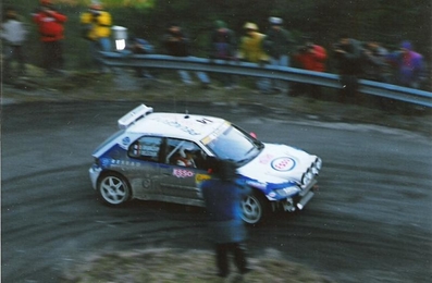 François Delecour - Daniel Grataloup
66º Rallye Automobile de Monte-Carlo 1998. Peugeot 306 Maxi (763 LYV 75). Clasificado 10º.

El Maxi lleva las cicatrices producidas por la espectacular salida de carretera en el Col de Garcinets.

Del 19 al 21 de Enero, Monte-Carlo.
Superficie: asfalto - nieve.

El Rally tenia un total de 1454.53 km de los que 359.19 km divididos en 18 tramos eran especiales.

Tomaron la salida 106 equipos, finalizaron 60.
@
Palabras clave: ;Peugeot;Montecarlo;1998