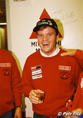 Tommi Mäkinen
54º Network Q Rally de Gran Bretaña 1998. Mitsubishi Lancer Evo5. Abandonó por daños de accidente al chocar contra un malecon perdiendo una rueda trasera en SS7 Silverstone Super Special de 1.96 km.
Copiloto: Risto Mannisenmäki

Habia perdido el Campeonato del Mundo al abandonar en ésta prueba a favor de Carlos Sainz - Luis Moya, pero éstos abandonaron por motor en el último tramo del rally, SS28 Margam de 27.09 Km, cuando tan solo faltaban 500 metros para finalizar tanto la especial como el Rally.

Tommi se entero que era Campeón del Mundo estando en el Aeropuerto.

Del 22 al 24 de Noviembre, Cheltenham, Inglaterra.
Superficie: tierra - asfalto.

El Rally tenia un total de 1175.90 km de los que 383.85 km divididos en 28 tramos eran especiales.

Tomaron la salida 168 equipos, finalizaron 82.

© Petr Fitz
@@
Palabras clave: ;Mitsubishi;Lancer;Gran_Bretaña;1998;Inglaterra;Personajes