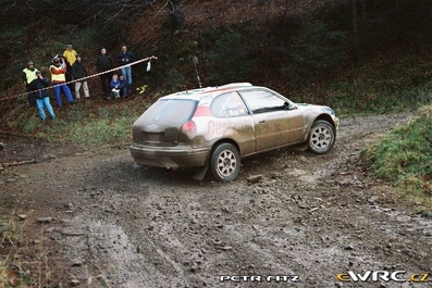 Carlos Sainz Cenamor - Luís Rodríguez Moya
54º Network Q Rally de Gran Bretaña 1998. Toyota Corolla WRC (K-AM 8020). Abandonó por motor en SS28 Margam de 27.09 Km.

Última prueba del Campeonato
Se le rompió el motor 500 metros antes de acabar el último tramo del rally, perdiendo así el que podría haber sido su tercer Campeonato del Mundo de Rallyes.
El Campeón pasó a serlo Tommi Makinen, que ya había abandonado la prueba anteriormente por daños de accidente en SS7 Silverstone Super Special de 1.96 km.
Tommi se enteró que era Campeón del Mundo de Rallyes cuando estaba en el aeropuerto a punto de cojer un vuelo.

Pasaron a la historia las palabras de Luis Moya: 
TRATA DE ARRANCARLO CARLOS !! TRATA DE ARRANCARLO POR DIOS !!!

Del 22 al 24 de Noviembre, Cheltenham, Inglaterra.
Superficie: tierra - asfalto.

El Rally tenia un total de 1175.90 km de los que 383.85 km divididos en 28 tramos eran especiales.

Tomaron la salida 168 equipos, finalizaron 82.
@
Palabras clave: ;Toyota;Corolla;WRC;Gran_Bretaña;1998