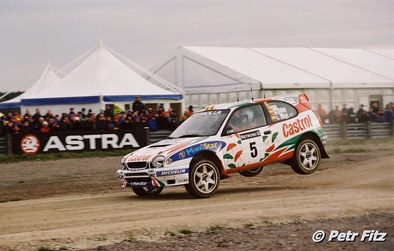 Carlos Sainz Cenamor - Luís Rodríguez Moya
54º Network Q Rally de Gran Bretaña 1998. Toyota Corolla WRC (K-AM 8020). Abandonó por motor en SS28 Margam de 27.09 Km.

Última prueba del Campeonato
Se le rompió el motor 500 metros antes de acabar el último tramo del rally, perdiendo así el que podría haber sido su tercer Campeonato del Mundo de Rallyes.
El Campeón pasó a serlo Tommi Makinen, que ya había abandonado la prueba anteriormente por daños de accidente en SS7 Silverstone Super Special de 1.96 km.
Tommi se enteró que era Campeón del Mundo de Rallyes cuando estaba en el aeropuerto a punto de cojer un vuelo.

Pasaron a la historia las palabras de Luis Moya: 
TRATA DE ARRANCARLO CARLOS !! TRATA DE ARRANCARLO POR DIOS !!!

Del 22 al 24 de Noviembre, Cheltenham, Inglaterra.
Superficie: tierra - asfalto.

El Rally tenia un total de 1175.90 km de los que 383.85 km divididos en 28 tramos eran especiales.

Tomaron la salida 168 equipos, finalizaron 82.

© Petr Fitz

@@
Palabras clave: ;Toyota;Corolla;WRC;Gran_Bretaña;1998