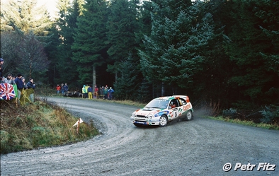 Carlos Sainz Cenamor - Luís Rodríguez Moya
54º Network Q Rally de Gran Bretaña 1998. Toyota Corolla WRC (K-AM 8020). Abandonó por motor en SS28 Margam de 27.09 Km.

Última prueba del Campeonato
Se le rompió el motor 500 metros antes de acabar el último tramo del rally, perdiendo así el que podría haber sido su tercer Campeonato del Mundo de Rallyes.
El Campeón pasó a serlo Tommi Makinen, que ya había abandonado la prueba anteriormente por daños de accidente en SS7 Silverstone Super Special de 1.96 km.
Tommi se enteró que era Campeón del Mundo de Rallyes cuando estaba en el aeropuerto a punto de cojer un vuelo.

Pasaron a la historia las palabras de Luis Moya: 
TRATA DE ARRANCARLO CARLOS !! TRATA DE ARRANCARLO POR DIOS !!!

Del 22 al 24 de Noviembre, Cheltenham, Inglaterra.
Superficie: tierra - asfalto.

El Rally tenia un total de 1175.90 km de los que 383.85 km divididos en 28 tramos eran especiales.

Tomaron la salida 168 equipos, finalizaron 82.

© Petr Fitz
@@
Palabras clave: ;Toyota;Corolla;WRC;Gran_Bretaña;1998
