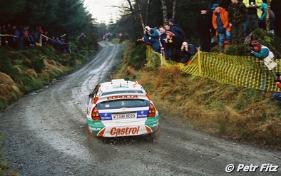 Carlos Sainz Cenamor - Luís Rodríguez Moya
54º Network Q Rally de Gran Bretaña 1998. Toyota Corolla WRC (K-AM 8020). Abandonó por motor en SS28 Margam de 27.09 Km.

Última prueba del Campeonato
Se le rompió el motor 500 metros antes de acabar el último tramo del rally, perdiendo así el que podría haber sido su tercer Campeonato del Mundo de Rallyes.
El Campeón pasó a serlo Tommi Makinen, que ya había abandonado la prueba anteriormente por daños de accidente en SS7 Silverstone Super Special de 1.96 km.
Tommi se enteró que era Campeón del Mundo de Rallyes cuando estaba en el aeropuerto a punto de cojer un vuelo.

Pasaron a la historia las palabras de Luis Moya: 
TRATA DE ARRANCARLO CARLOS !! TRATA DE ARRANCARLO POR DIOS !!!

Del 22 al 24 de Noviembre, Cheltenham, Inglaterra.
Superficie: tierra - asfalto.

El Rally tenia un total de 1175.90 km de los que 383.85 km divididos en 28 tramos eran especiales.

Tomaron la salida 168 equipos, finalizaron 82.

© Petr Fitz
@@
Palabras clave: ;Toyota;Corolla;WRC;Gran_Bretaña;1998