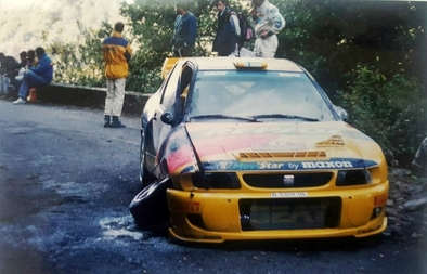 Harri Rovanperä - Risto Pietiläinen
40º Rallye Sanremo - Rallye d'Italia 1998. Seat Cordoba WRC (B-5329-UL). Abandonó por accidente a unos 300 metros del final del tramo SS3 Langan 1 de 18.29 km.

Del 12 al 14 Octubre, Sanremo, Imperia, Liguria, Italia.
Superficie: asfalto.

El Rally tenia un total de 1494.80 Km de los que 400.30 km divididos en 24 tramos eran especiales.

Se inscribieron 160 equipos, tomaron la salida 153, finalizaron 76.@
Palabras clave: ;Seat;Cordoba;WRC;Sanremo;1998;Crash