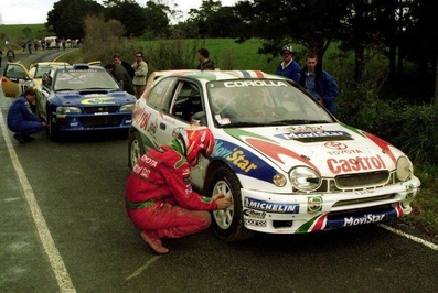 Didier Auriol - Denis Giraudet
29º Rally New Zealand 1999. Toyota Corolla WRC. Clasificado 4º.

Detrás podemos ver:
6# Subaru Impreza S5 WRC 99 (S7 SRT) de Juha Kankkunen - Juha Repo, clasificado 2º.
10# Seat Cordoba WRC (B-7730-VG) de Toni Gardemeister - Paavo Lukander, clasificado 3º.

Del 15 al 18 de Julio, Auckland, Manukau, Nueva Zelanda.
Superficie: tierra.

El Rally constaba de 3 etapas con un total de 1675.63 km de los que 399.84 km divididos en 27 tramos eran especiales.

Tomaron la salida 82 equipos, finalizaron 46.
@
Palabras clave: Didier_Auriol;Toyota;Corolla;WRC;Subaru;Impreza;Seat;Cordoba;WRC;Nueva_Zelanda;1999