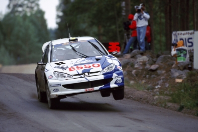 Marcus Grönholm - Timo Rautiainen
49º Neste Rally Finland 1999. Peugeot 206 WRC (206 MWJ 75 / M-4040). Clasificado 4º.
Peugeot Esso

Del 20 al 22 de Agosto, Jyväskylä.
Superficie: tierra.

El Rally tenia un total de 1218.42	km de los que 377.26 km divididos en 23 tramos eran especiales.

Se inscribieron 131 equipos, tomaron la salida 129, finalizaron 64.@
Palabras clave: Finlandia;Peugeot;WRC;1999