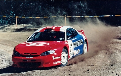 Alister McRae - David Senior
33º TAP Rallye de Portugal 1999. Hyundai Coupe Kit Car Evo2 (H19 MSD). Clasificado 13º.
Hyundai Motorsport

Del 21 al 24 de Marzo, Matosinhos, Porto, Portuigal.
Superficie: tierra.

El Rally tení­a un total de 1768.61 km de los que 399.51 km divididos en 23 tramos eran especiales (dos de ellos fueron cancelados SS18 Arganil - Coja 2 de 20.96 km y SS19 Salgueiro - Gois 2 de 19.70 km).

Se inscribieron 117 equipos, tomaron la salida 117, finalizaron 56.@
Palabras clave: ;Portugal;Hyundai;Coupe;Kit_Car;1999