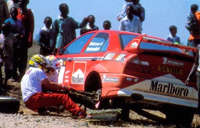 Asistencia del Equipo Marlboro Mitsubishi Ralliart en el 47º 555 Safari Rally 1999
En el Mitsubishi Lancer Evo VI (S4 TMR) de Tommi Mäkinen - Risto Mannisenmäki.

Durante la segunda sección y durante el recorrido del TC13 Cheetah Anza - Isha 2 de 2.42 km, sufrió dos pinchazos en la parte trasera.
Se detuvieron para cambiar las ruedas ellos mismos, pero durante el cambio recibieron ayuida no solicitada de los espectadores lugareños.
Intentaron detener dicha ayuda de los lugareños, pero no tuvieron éxito.
Fueron descalificados.

Del 25 al 28 de Febrero, Nairobi.
Superficie: tierra.

El Rally tenia un total de 2650 km incluyendo 1014 km con 13 controles horarios.

Tomaron la salida 45 equipos, finalizaron 24.
@
Palabras clave: ;Mitsubishi;Lancer;Safari;1999;Asistencias;Personajes