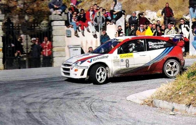 Simon Jean-Joseph - Fred Gallagher
67º Rallye Automobile de Monte-Carlo 1999. Ford Focus WRC 99 (S8 FMC). Finalizó 10º pero fue descalificado por considerarse que la bomba de agua era ilegal.

Del 17 al 20 de Enero, Monte-Carlo.
Superficie: asfalto - nieve.

El Rally tenia un total de 1613.20 km de los que 424.69 km divididos en 14 tramos eran especiales.

Tomaron la salida 86 equipos, finalizaron 46.@
Palabras clave: Ford;Focus;WRC;Montecarlo;1999