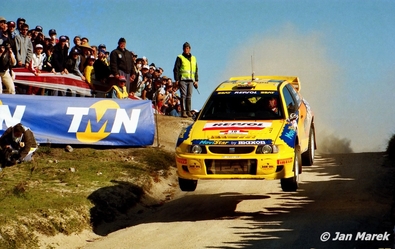 Piero Liatti - Carlo Cassina
33º TAP Rallye de Portugal 1999. Seat Cordoba WRC (B-4904-UP). Abandonó, volcó en una horquilla muy lenta de izquierdas y rompió el radiador, continuó y abandonaron por rotura de motor en SS11 Ladário - Oliveira de Frades de 11.26 km.
Seat Sport

Del 21 al 24 de Marzo, Matosinhos, Porto, Portuigal.
Superficie: tierra. 

El Rally tení­a un total de 1768.61 km de los que 399.51 km divididos en 23 tramos eran especiales (dos de ellos fueron cancelados SS18 Arganil - Coja 2 de 20.96 km y SS19 Salgueiro - Gois 2 de 19.70 km).

Se inscribieron 117 equipos, tomaron la salida 117, finalizaron 56.

© Jan Marek
@
Palabras clave: Piero_Liatti;Portugal;Seat;Cordoba;WRC;1999;