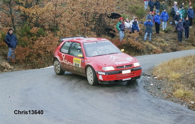 Philippe Bugalski - Jean-Paul Chiaroni
67º Rallye Automobile de Monte-Carlo 1999. Citröen Saxo Kit Car (80 ASL 92). Abandonó por el eje de transmisión en SS5 St Clement - St Saveur de 20.35 Km.

Del 17 al 20 de Enero, Monte-Carlo.
Superficie: asfalto - nieve.

El Rally tenia un total de 1613.7 km de los que 424.6 km divididos en 14 tramos eran especiales.

Tomaron la salida 86 equipos, finalizaron 46.@
Palabras clave: ;Citroen;Saxo;Kit-Car;Montecarlo;1999