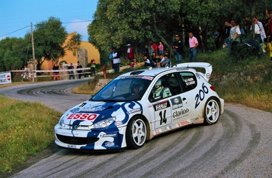 François Delecour - Daniel Grataloup
43º Tour de Corse - Rallye de France 1999. Peugeot 206 WRC. Abandonò por problemas eléctricos en el último tramo SS17 Cannelle d'Orcino - La Liscia de 13.82 Km.
El Rally tenia un total de 1,056.50 Km de los que 373.99 Km divididos en 17 tramos earn especiales, (uno de ellos fue cancelado SS5 Pont d'Acoravo - Zerubia 1 de 20.94 Km.
Se inscribieron 138 equipos, tomaron la salida 138, finalizaron 85.@
Palabras clave: ;Corse;Corcega;Francia;Peugeot;WRC;1999
