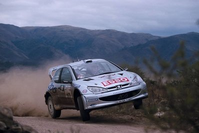 Marcus Grönholm - Timo Rautiainen
20º Rally Argentina 2000. Peugeot 206 WRC (206 NAN 75). Clasificado 2º.

Del 11 al 14 de Mayo, Carlos Paz, Córdoba, Argentina.
Superficie: tierra.

El Rally tenia un total de 1559.49 km de los que 391.4 km divididos en 22 tramos eran especiales, (una de ellas fue cancelada SS5 Tanti de 16 Km).

Se inscribieron 88 equipos, tomaron la salida 76, finalizaron 35.@
Palabras clave: Marcus_Gronholm;Peugeot;WRC;Argentina;2000