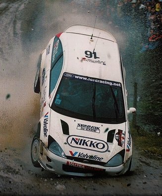 Petter Solberg - Phil Mills
20º Rally Argentina 2000. Ford Focus RS WRC '00 (S6 FMC). Clasificado 6º.

Del 11 al 14 de Mayo, Carlos Paz, Córdoba, Argentina.
Superficie: tierra.

El Rally tenia un total de 1559.49 km de los que 391.4 km divididos en 22 tramos eran especiales, (una de ellas fue cancelada SS5 Tanti de 16 Km).

Se inscribieron 88 equipos, tomaron la salida 76, finalizaron 35.@
Palabras clave: Petter_Solberg;Ford;Focus;WRC;Argentina;2000;saltos