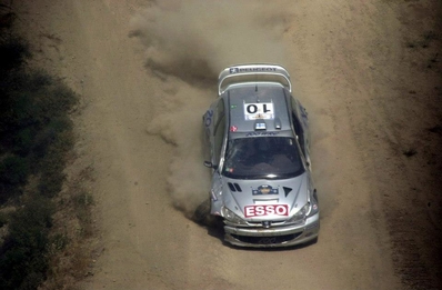 Marcus Grönholm - Timo Rautiainen
47º Acrópolis Rally 2000. Peugeot 206 WRC. Abandonó por motor en SS9 Gravia 1 de 25.56 km.

Del 8 al 11 de Junio, Atenas, Itea.
Superficie: tierra.

El Rally constaba de 3 etapas con un total de 1407.56 km de los que 390.27 km divididos en 19 tramos eran especiales.

Tomaron la salida 117 equipos, finalizaron 48.@
Palabras clave: ;Peugeot;WRC;Acropolis;Grecia;2000