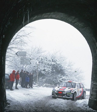 Carlos Sainz Cenamor - Luis Moya
69º Rallye Automobile de Monte-Carlo 2001. Ford Focus WRC '01 (V10 FMC). Clasificado 2º.

Del 18 al 21 de Enero, Mónaco.
Superficie: asfalto - nieve.

El Rally tenia un total de 1738.81 km de los que 392.18 km divididos en 15 tramos eran especiales, (una de ellas fue cancelada SS10 Comps 2 de 20.53 Km).

Se inscribieron 60 equipos, tomaron la salida 56, finalizaron 27.@
Palabras clave: ;Ford;Focus;Montecarlo;2001;Nieve