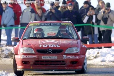 Philippe Bugalski - Jean-Paul Chiaroni
69º Rallye Automobile de Monte-Carlo 2001. Citröen Saxo Kit Car. Clasificado 14º.

Del 18 al 21 de Enero, Mónaco.
Superficie: asfalto - nieve.

El Rally tenia un total de 1738.81 km de los que 392.18 km divididos en 15 tramos eran especiales, (una de ellas fue cancelada SS10 Comps 2 de 20.53 Km).

Se inscribieron 60 equipos, tomaron la salida 56, finalizaron 27.@
Palabras clave: Citroen;Saxo;Kit_Car;Montecarlo;2001