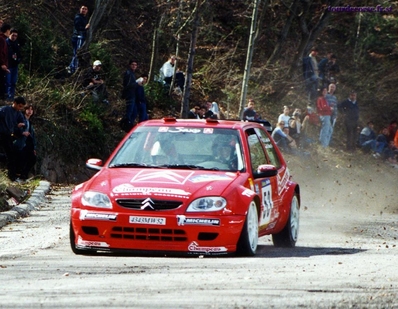 Sébastien Loeb - Daniel Elena
37º Rallye Catalunya - Costa Brava - Rallye de España 2001. Citröen Saxo VTS S1600 (4343 MW 52). Clasificado 15º.

Del 22 al 25 de Marzo, Lloret de Mar, Girona, Catalunya, España.
Superficie: asfalto.

El Rally tenia un total de 1779.13 km de los que 383.18 km divididos en 18 tramos eran especiales, (una de ellas fue cancelada SS12 La Riba 2 de 35.89 Km).

Se inscribieron 79 equipos, tomaron la salida 76, finalizaron 36.@
Palabras clave: Sebastien_Loeb;Citroen;Saxo;VTS;Catalunya;Costa_Brava;España;Spain;2001
