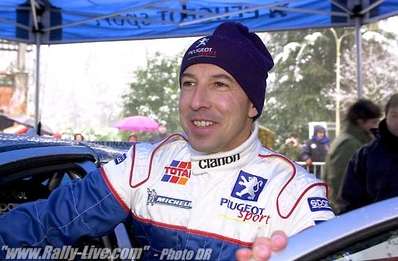 Didier Auriol
69º Rallye Automobile de Monte-Carlo 2001. Peugeot 206 WRC (206 NHV 75). Abandonó por pérdida de rueda después de una salida de pista en SS4 St. Pierre - Entrevaux 2 de 30.34 km.
Copiloto Denis Giraudet

Del 18 al 21 de Enero, Mónaco.
Superficie: asfalto - nieve.

El Rally tenia un total de 1738.81 km de los que 392.18 km divididos en 15 tramos eran especiales, (una de ellas fue cancelada SS10 Comps 2 de 20.53 Km).

Se inscribieron 60 equipos, tomaron la salida 56, finalizaron 27.
@
Palabras clave: Peugeot;WRC;Montecarlo;2001;Personajes
