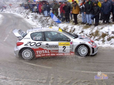 Didier Auriol - Denis Giraudet
69º Rallye Automobile de Monte-Carlo 2001. Peugeot 206 WRC (206 NHV 75). Abandonó por pérdida de rueda después de una salida de pista en SS4 St. Pierre - Entrevaux 2 de 30.34 km.

Del 18 al 21 de Enero, Mónaco.
Superficie: asfalto - nieve.

El Rally tenia un total de 1738.81 km de los que 392.18 km divididos en 15 tramos eran especiales, (una de ellas fue cancelada SS10 Comps 2 de 20.53 Km).

Se inscribieron 60 equipos, tomaron la salida 56, finalizaron 27.@
Palabras clave: Peugeot;WRC;Montecarlo;2001;nieve