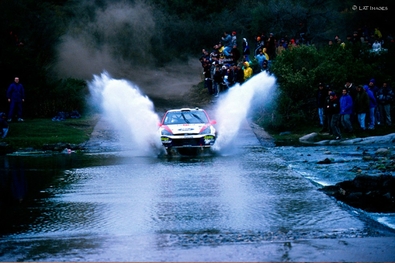 Carlos Sainz - Luís Moya
22º Rally Argentina 2002. Ford Focus WRC '02 (EX02 OBC). Clasificado 1º.

Marcus Grönholm (Peugeot 206 WRC) cuando iba 1º, fué descalificado debido a una infracción (ayuda ilegal) de las normas de servicio.
Un mecánico que estaba según los comisarios deportivos demasiado cerca del coche, le dio instrucciones de como reiniciarlo una vez fuera del parque cerrado.

Richard Burns (Peugeot 206 WRC) finalizó el rally en 1ª posición.
Fue descalificado después de la prueba porque su volante de inercia no se ajustaba en peso a la ficha de homologación.

Del 16 al 19 de Mayo
Superficie: tierra

El rally tenia un total de 381.45 km cronometrados divididos en 22 tramos especiales (1 de ellos fue cancelado SS1 Capilla del Monte - San Marcos Sierra 1 de 23.02 km).

Tomaron la salida 68 equipos, finalizaron 29.@
Palabras clave: ;Luis_Moya;Ford;Focus;WRC;Argentina;2002