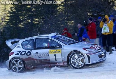 Richard Burns - Robert Reid
70º Rallye Automobile de Monte-Carlo 2002. Peugeot 206 WRC (938 NVB 75). Clasificado 8º.

Del 18 al 20 de Enero, Monaco.
Superficie: asfalto - nieve.

El Rally tenia un total de 1424.55 km km de los que 396.78 km divididos en 15 tramos eran especiales, (una de ellas fue cancelada SS2 Sisteron - Thoard 1 de 36.73 Km).

Se inscribieron 55 equipos, tomaron la salida 54, finalizaron 26.@
Palabras clave: Richard_Burns;Peugeot;WRC;Montecarlo;2002;nieve