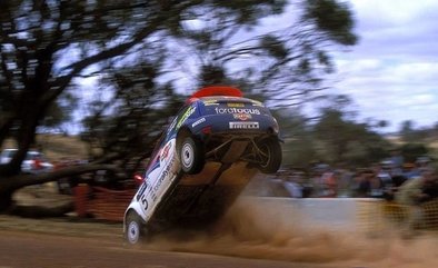 Colin McRae - Derek Ringer
15º Telstra Rally Australia 2002. Ford Focus RS WRC '02 (EX02 OBE). Abandonò por la suspensiòn del coche en SS14 Muresk 1 de 6.81 Km.
El Rally tenia un total de 1571.98 km de los que 388.64 km divididos en 24 tramos, eran especiales.
Se inscribieron 75 equipos, tomaron la salida 69, finalizaron 36.@
Palabras clave: Colin_McRae;Derek_Ringer;Ford;Focus;WRC;Australia;2002;saltos