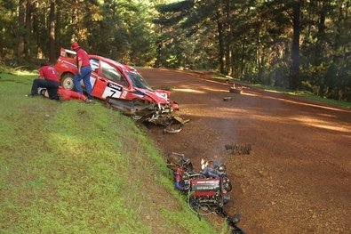 François Delecour - Daniel Grataloup
15º Telstra Rally Australia 2002. Mitsubishi Lancer WRC2 (KR02 DME). Abandonò por accidente en SS7 Murray Pines South de 11.98 km.
El Rally tenia un total de 1571.98 km de los que 388.64 km divididos en 24 tramos, eran especiales.
Se inscribieron 75 equipos, tomaron la salida 69, finalizaron 36.@
Palabras clave: François_Delecour;Australia;Telstra;Mitsubishi;Lancer;2002;Crash