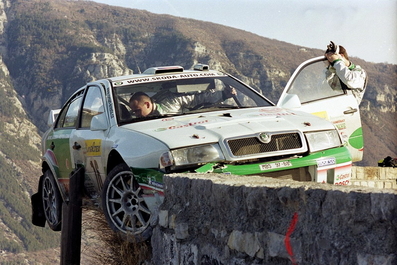 Roman Kresta - Jan Tomanek
70º Rallye Automobile de Monte-Carlo 2002. Skoda Octavia WRC Evo2 (MBS 97-68). Abandonó por el accidente de la imagen en SS7 Puget - Toudon 2 de 26.76 Km.

Del 18 al 20 de Enero, Monaco.
Superficie: asfalto - nieve.

El Rally tenia un total de 1424.55 km km de los que 396.78 km divididos en 15 tramos eran especiales, (una de ellas fue cancelada SS2 Sisteron - Thoard 1 de 36.73 Km).

Se inscribieron 55 equipos, tomaron la salida 54, finalizaron 26.@
Palabras clave: Montecarlo;Skoda;Octavia;2002;Crash
