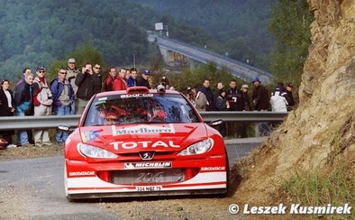 Marcus Grönholm - Timo Rautiainen
39º Rallye Catalunya - Costa Brava - Rallye de España 2003. Peugeot 206 WRC (945 NVB 75). Clasificado 6º.
Marlboro Peugeot Total

Del 24 al 26 de Octubre, Lloret de Mar, Girona, Catalunya, España.
Superficie: asfalto.

El Rally tenia un total de 1553.72 Km de los que 381.18 Km divididos en 22 tramos eran especiales.

Se inscribieron 49 equipos, tomaron la salida 47, finalizaron 33.

© Leszek Kusmirek
@
Palabras clave: Peugeot;WRC;Catalunya;2003;Spain