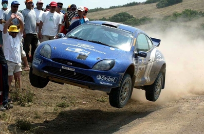 Guy Wilks - Phil Pugh
50º Golden Acropolis Rally 2003. Ford Puma S1600 (EX02 PXM). Clasificado 33º.

Del 5 al 8 de Junio, Lamia, Grecia.
Superficie: tierra.

El Rally tenia un total de 1,441.37 Km de los que 399.49 Km divididos en 22 tramos eran especiales (una de ellas fue cancelada SS8 Lilea - Parnassos 1 de 2,43 Km).

Se inscribieron 90 equipos, tomaron la salida 82, finalizaron 37.@
Palabras clave: Ford;Puma;Acropolis;Grecia;2003