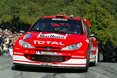 Richard Burns - Robert Reid
39º Rallye Catalunya - Costa Brava - Rallye de España 2003. Peugeot 206 WRC (950 NVB 75). Abandonó por accidente en SS19 Viladrau 1 de 35.18 Km.

Última aparición en el Mundial de Rallyes de Richard Burns.
Durante el viaje a su tierra y última prueba del Campeonato, el 59º Wales Rally de Gran Bretaña, sufrió fuertes mareos.
Dí­as mas tarde descubrieron que era a causa de un tumor cerebral.
El 25 de noviembre del 2005 falleció. D.E.P. / R.I.P.

Del 24 al 26 de Octubre, Lloret de Mar, Girona, Catalunya, España.
Superficie: asfalto.

El Rally tenia un total de 1553.72 Km de los que 381.18 Km divididos en 22 tramos eran especiales.

Se inscribieron 49 equipos, tomaron la salida 47, finalizaron 33.
@
Palabras clave: Richard_Burns;Peugeot;WRC;Catalunya;2003;Spain