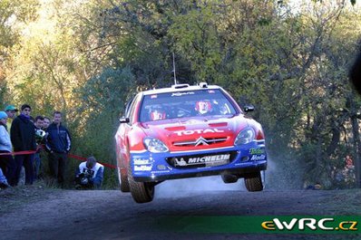 Colin McRae - Derek Ringer
23º YPF Rally Argentina 2003. Citröen Xsara WRC (28 CSP 92). Abandonó por fuego en SS9 Ascochinga - La Cumbre 1 de 288.83 Km.

Del 8 al 11 de Mayo.
Superficie: tierra.

El Rally tenia un total de 1,370.00 Km de los que 402.35 Km divididos en 25 tramos eran especiales (uno de ellos fue cancelados SS14 Capilla del Monte - San Marcos Sierra 1 de 23.02 Km).

Se inscribieron 88 equipos, tomaron la salida 78, finalizaron 33.@
Palabras clave: Colin_McRae;Citroen;Xsara;WRC;Argentina;2003