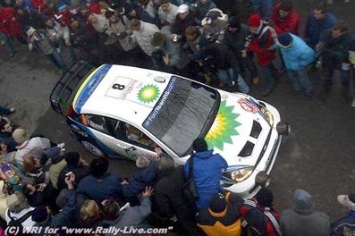 François Duval - Stéphane Prévot
72º Rallye Automobile de Monte-Carlo 2004. Ford Focus RS WRC 03 (EK52 NWN). Clasificado 3º.

Del 23 al 25 de Enero, Monaco.
Superficie: asfalto.

El Rally tenia un total de 1,331.92 Km de los que 389.12 Km divididos en 15 tramos, eran especiales (2 de ellos fueron cancelados SS1 Selonnet - Breziers 1 de 22.64 Km y SS10 Tourette du Chateau - St Antonin 2 de 24.80 Km. Uno de ellos se dio con tiempo de tramo teórico a todos los equipos, SS8 Tourette du Chateau - St Antonin 1 de 24.80 Km).

Se inscribieron 45 equipos, tomaron la salida 43, finalizaron 20.@
Palabras clave: Ford;Focus;WRC;Montecarlo;2004;parque_cerrado