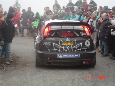 François Duval - Stéphane Prévot
72º Rallye Automobile de Monte-Carlo 2004. Ford Focus RS WRC 03 (EK52 LNP). Clasificado 3º.

Del 23 al 25 de Enero, Monaco.
Superficie: asfalto.

El Rally tenia un total de 1,331.92 Km de los que 389.12 Km divididos en 15 tramos, eran especiales (2 de ellos fueron cancelados SS1 Selonnet - Breziers 1 de 22.64 Km y SS10 Tourette du Chateau - St Antonin 2 de 24.80 Km. Uno de ellos se dio con tiempo de tramo teórico a todos los equipos, SS8 Tourette du Chateau - St Antonin 1 de 24.80 Km).

Se inscribieron 45 equipos, tomaron la salida 43, finalizaron 20.@
Palabras clave: Ford;Focus;WRC;Montecarlo;2004