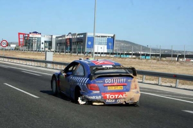 Sebastien Loeb - Daniel Elena
53º BP Ultimate Acropolis Rally de Grecia 2006. Citröen Xsara WRC. Clasificado 2º.
El Rally tenia un total de 1,279.29 Km de los que 355.62 Km divididos en 18 tramos, eran especiales.
Se inscribieron 91 equipos, tomaron la salida 84, finalizaron 69.@
Palabras clave: Sebastien_Loeb;Citroen;Xsara;WRC;Acropolis;Grecia;2006;crash