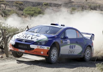 Manfred Stohl - Ilka Minor
20º Corona Rally México 2006. Peugeot 307 WRC (962 PRV 75). Clasificado 3º.
OMV Peugeot Norway

Del 3 al 5 de Marzo, León, Guanajuato.
Superficie: tierra.

El Rally constaba de 3 etapas con un total de 1002.47 km de los que 359.54 km divididos en 3 etapas y 17 tramos eran cronometrados.

Tomaron la salida 39 equipos, finalizaron 33.@
Palabras clave: Peugeot;WRC;Mexico;2006